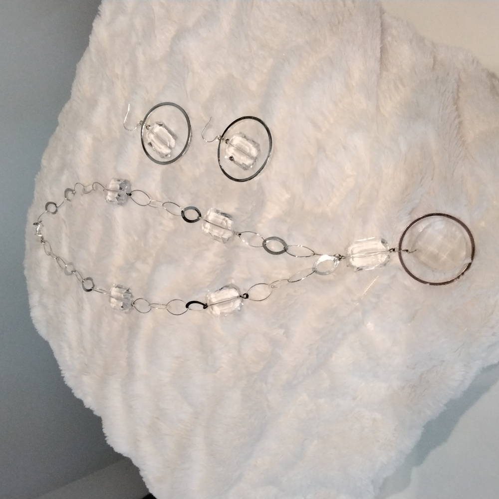 Beautiful necklace and earrings set